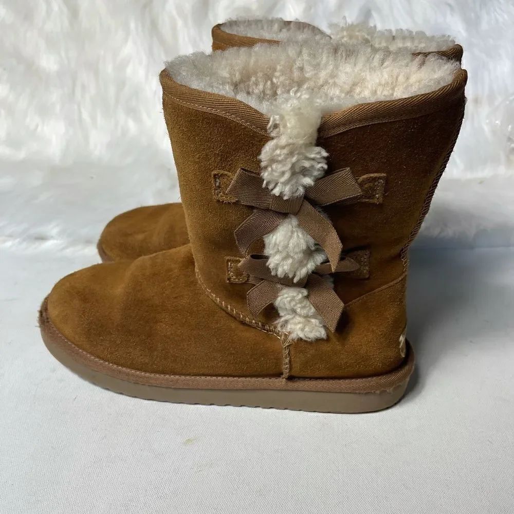 Kookaburra by UGG Victoria short tan boots embellished with bows size 9